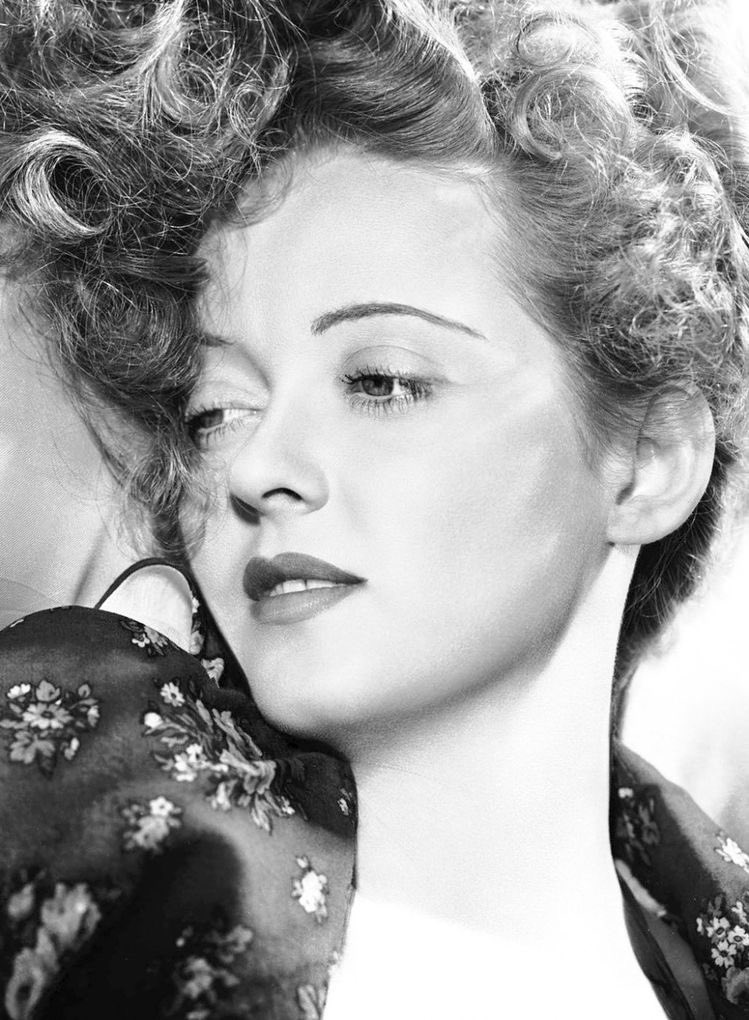 notoriouslynora's tweet photo. Today, we celebrate one of the most tempestuous, fighting spirits who carved her own path to victory and in her wake left an astounding catalogue of accomplishments. Born in the midst of a thunderstorm today, 113 years ago — the inimitable Bette Davis. https://t.co/cZWm1Gvurs