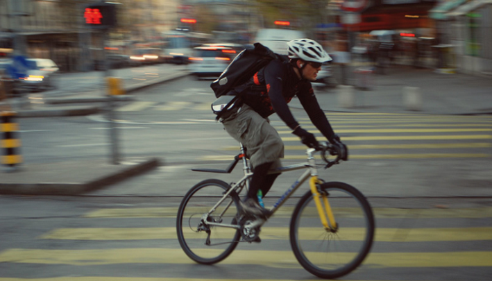 ¿Sabías que la bicicleta reduce 10 veces nuestra huella de carbono en comparación con conducir un automóvil eléctrico? 🚲♻️💚
Los vehículos eléctricos producen emisiones al extraer las materias primas para sus baterías, fabricarlas y generar la electricidad para que funcionen