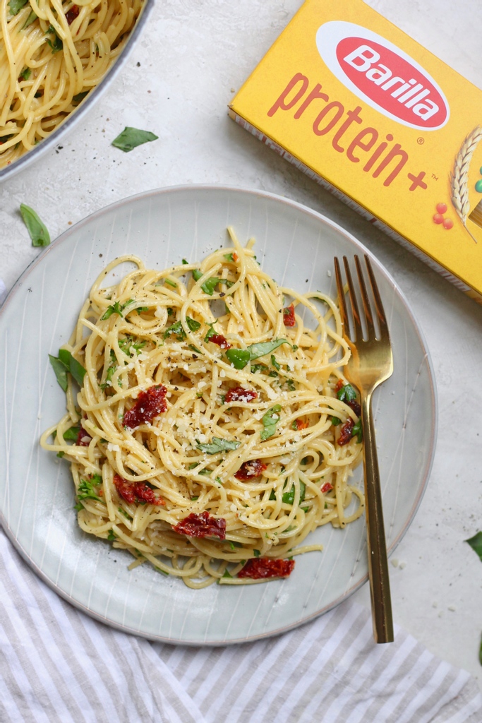 #CarbonaraDay is about sharing a comforting meal with those you care about. I whipped up a cozy Vegetarian Carbonara for the fam with @barillaus’ Protein+ pasta to celebrate #CarbonaraDay on 4/6! Click here to try my recipe! #CAREbonara #ad instagram.com/p/CNSQJ49MKjF/…
