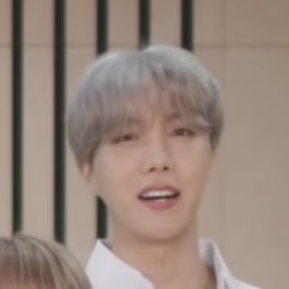 jhopecentric's tweet image. HOSEOK’S HAIR IS SILVER. S I L V E R.