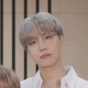 jhopecentric's tweet image. HOSEOK’S HAIR IS SILVER. S I L V E R.