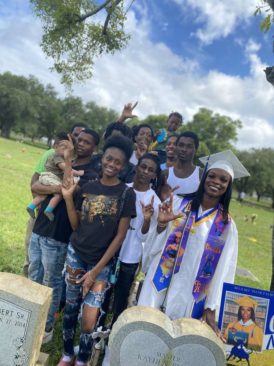_iamkalii's tweet photo. 4/4/21 one of our brothers was called home💔 it’s a traumatic time right now, we still praying for the other 3 fighting to make it home.. click the link to help us raise the funds to give my boy a proper home-going. ANYTHING is appreciated #LLDREAD https://t.co/eOEsp6WqH3 https://t.co/OWROLc2Sxy