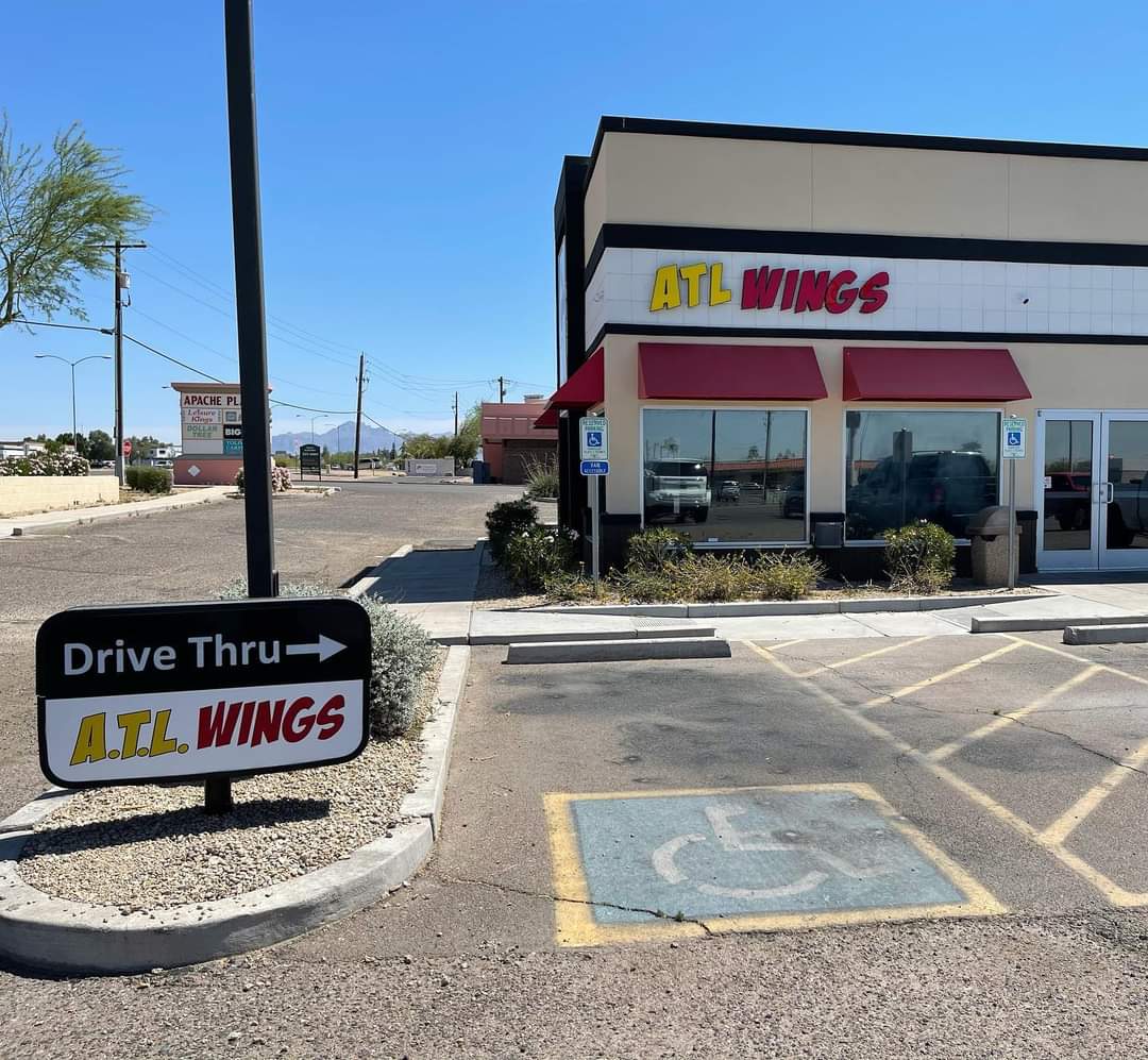 A.T.L. WINGS FANS! NOW OPEN
S. SEC of POWER AND MAIN. With a drive through! S/O to David Carrol w Romano Real Estate for being a pro! ENJOY! @RedMtnFootball
@skylinefb2011 @JUSTCHILLY @ATLWingsAZ https://t.co/G4zkzn1Vzq