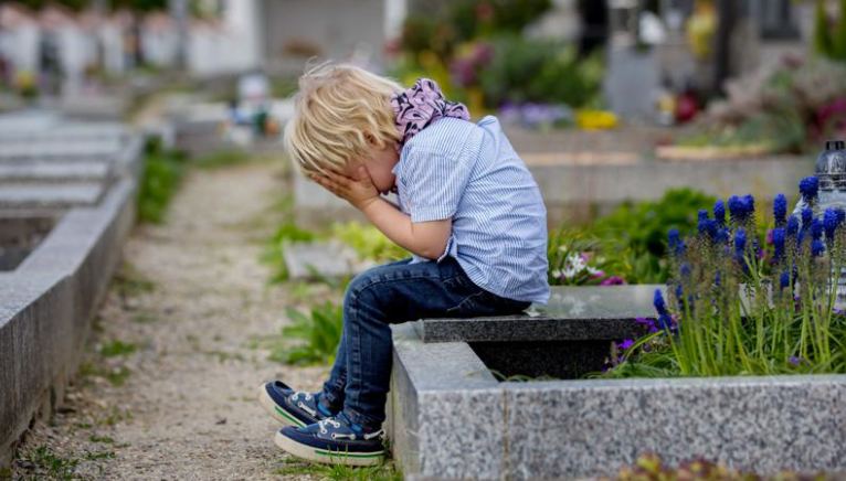 Forbes's tweet photo. A ‘staggering’ 40,000 U.S. children may have lost a parent to Covid https://t.co/3sebSzIUmP https://t.co/c3NFNeGsA4