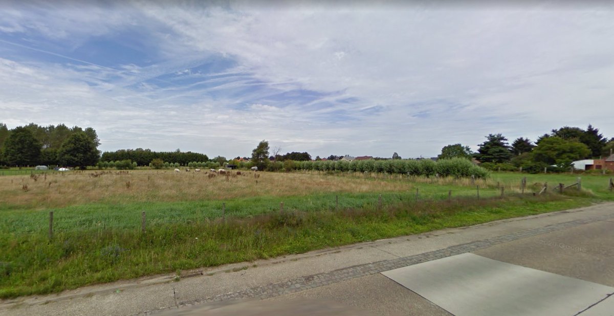 Betonwoede's tweet photo. Al halfweg om deze desolate aanblik in te ruilen voor strakke nieuwbouw😍Proficiat aan de eigenaar met de opbrengst van deze 8 kavels👍! Bonuspunten omdat het langs het BFF ligt. Met mobiscore van 6/10 zullen bewoners af en aan rijden over het fietspad, goede ontrading van🚴‍♂️😉 https://t.co/rifafJpCmI