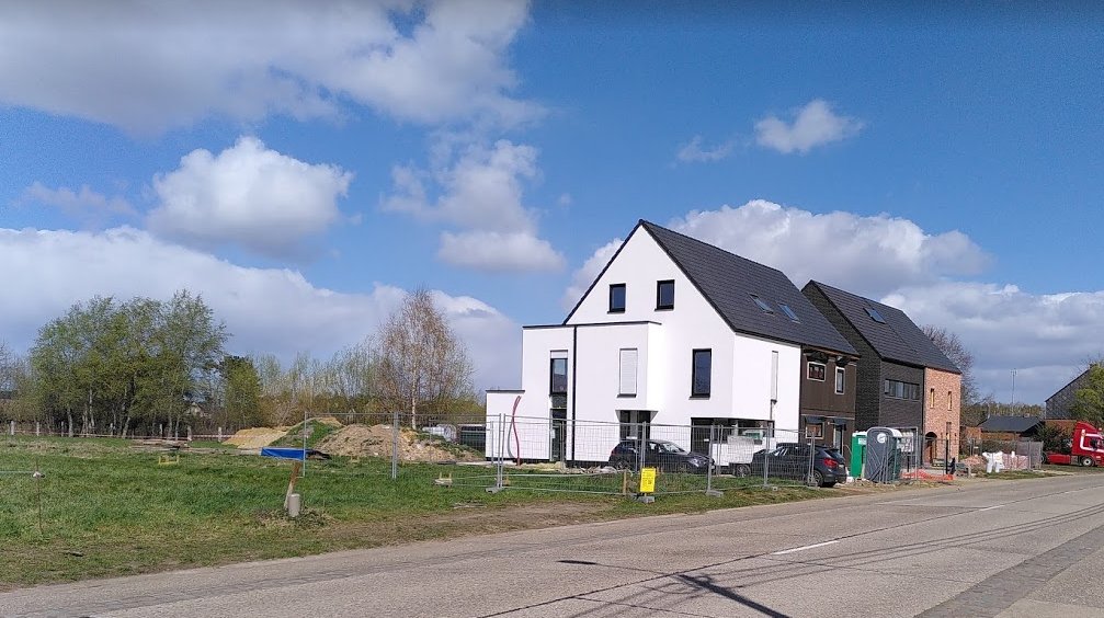 Betonwoede's tweet photo. Al halfweg om deze desolate aanblik in te ruilen voor strakke nieuwbouw😍Proficiat aan de eigenaar met de opbrengst van deze 8 kavels👍! Bonuspunten omdat het langs het BFF ligt. Met mobiscore van 6/10 zullen bewoners af en aan rijden over het fietspad, goede ontrading van🚴‍♂️😉 https://t.co/rifafJpCmI