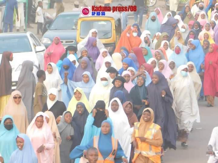 HarunaNAbdullah's tweet photo. Massive #FreeZakaky protest in Kaduna today. Nigerians asked the bloodthirsty killer Tyrant Buhari to obey the court Judgement that Freed Sheikh Zakzaky &amp; his wife from more than 5 years illegal and unlawful detention.

@IntlCrimCourt @AmnestyNigeria @elrufai @hadizel @MalamiSan https://t.co/HJjjKy82Dk