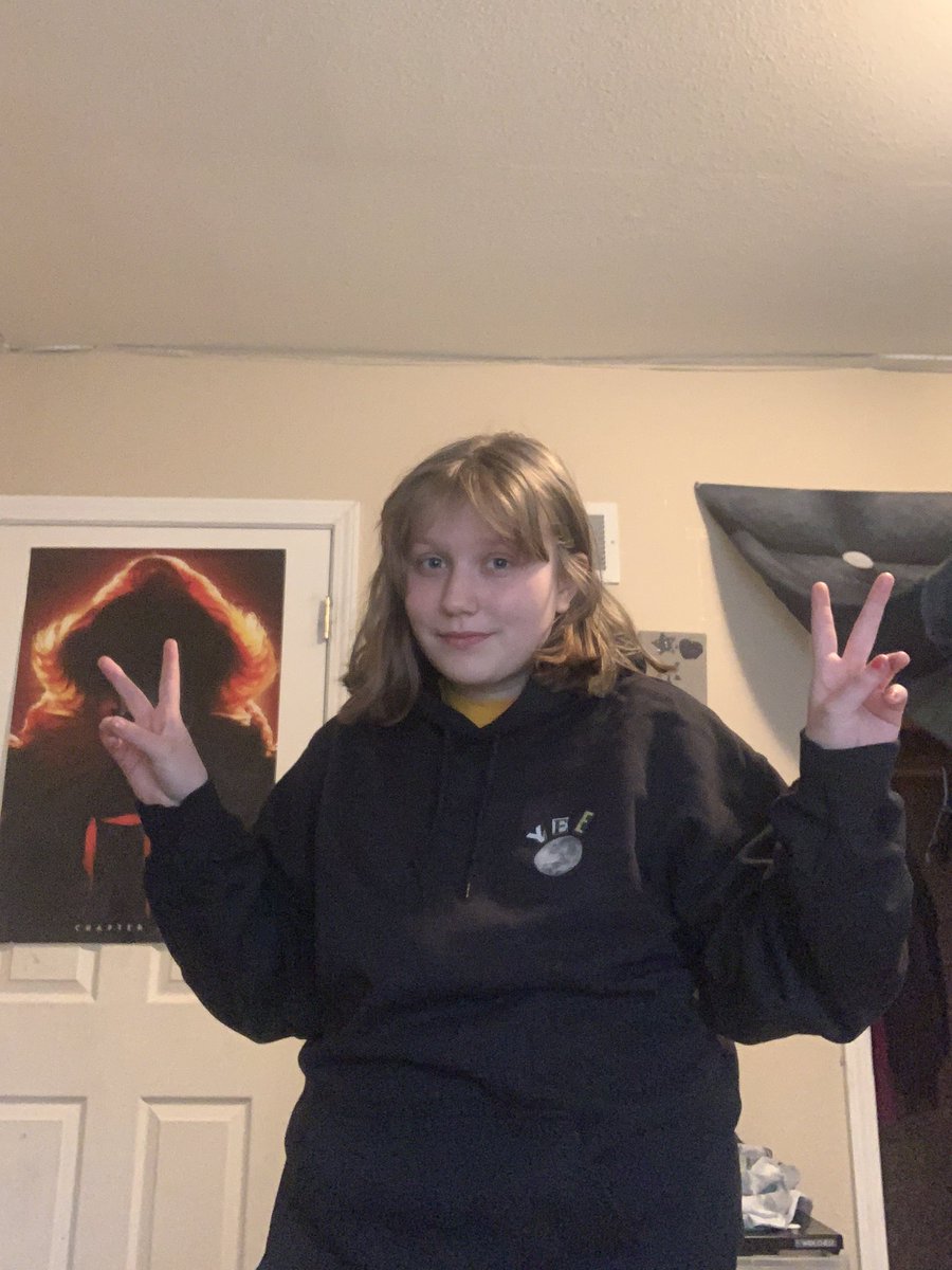 _____tessa____'s tweet photo. YALL MY MERCH CAME THANKS COLIN @colincamachooo https://t.co/fDln1F1RIB