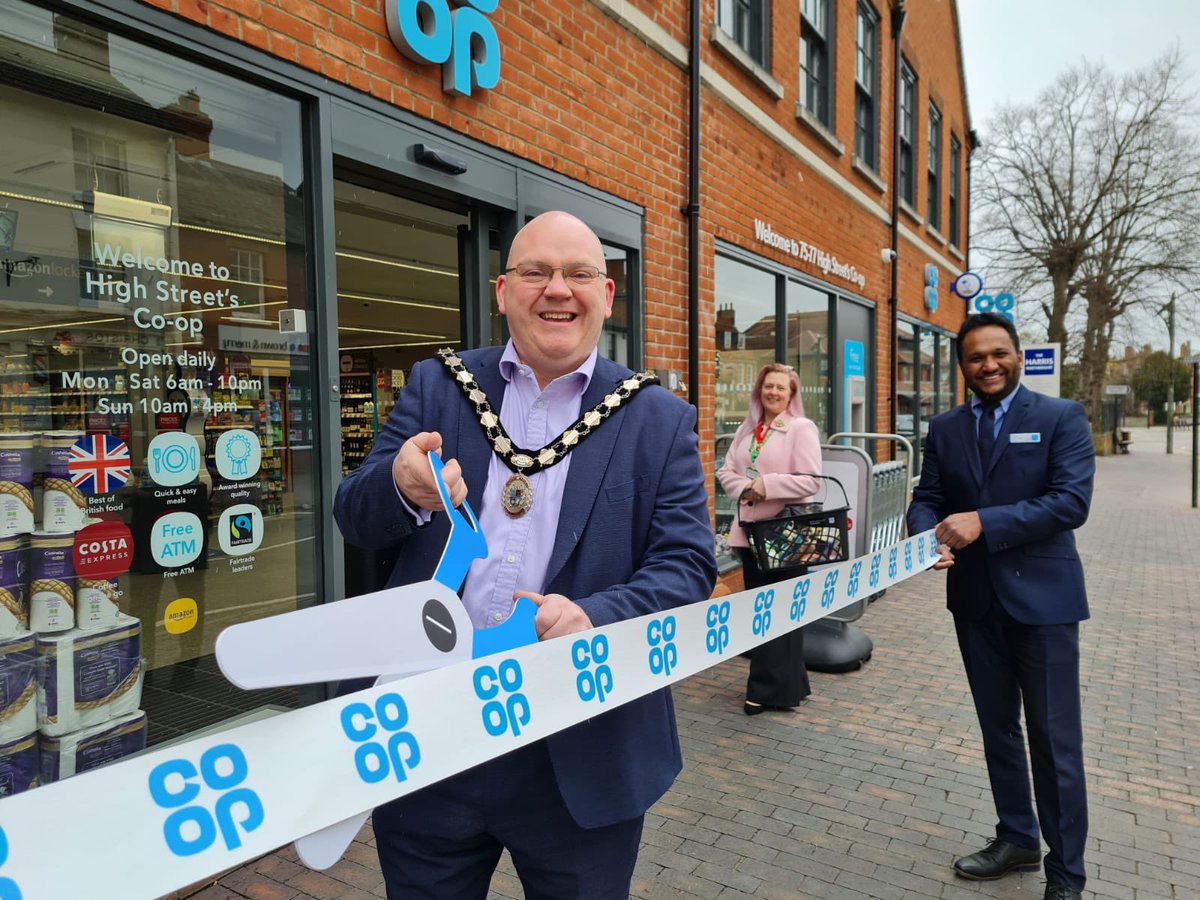 Ragesh2018's tweet photo. Fantastic bank holiday launch after refit in Newport Pagnell today. Well done and good luck to the team, the store looked amazing #ItsWhatWeDo 👏👏🌟 @sai46141111 @HawVicky @tinamitchell123 @SOCE0403 @coopuk https://t.co/f1zi5ssuBu