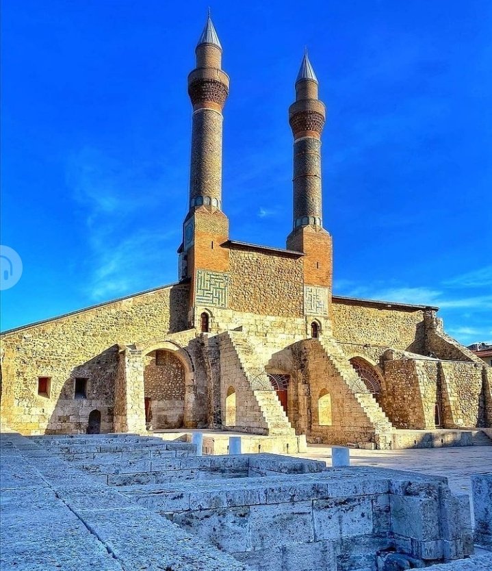 SosyalBilgilera's tweet photo. Sivas, Çifte Minareli Medrese

Taç kapı üzerinde yer alan kitabesine göre 1271 yılında İlhanlılar Veziri Şemseddin Cüveyni tarafından yaptırılmıştır. Medrese, süslemeli taç kapısı ve tuğla-çini örgülü iki minaresi ile dikkati çekmektedir. https://t.co/SDmFA0SwnV