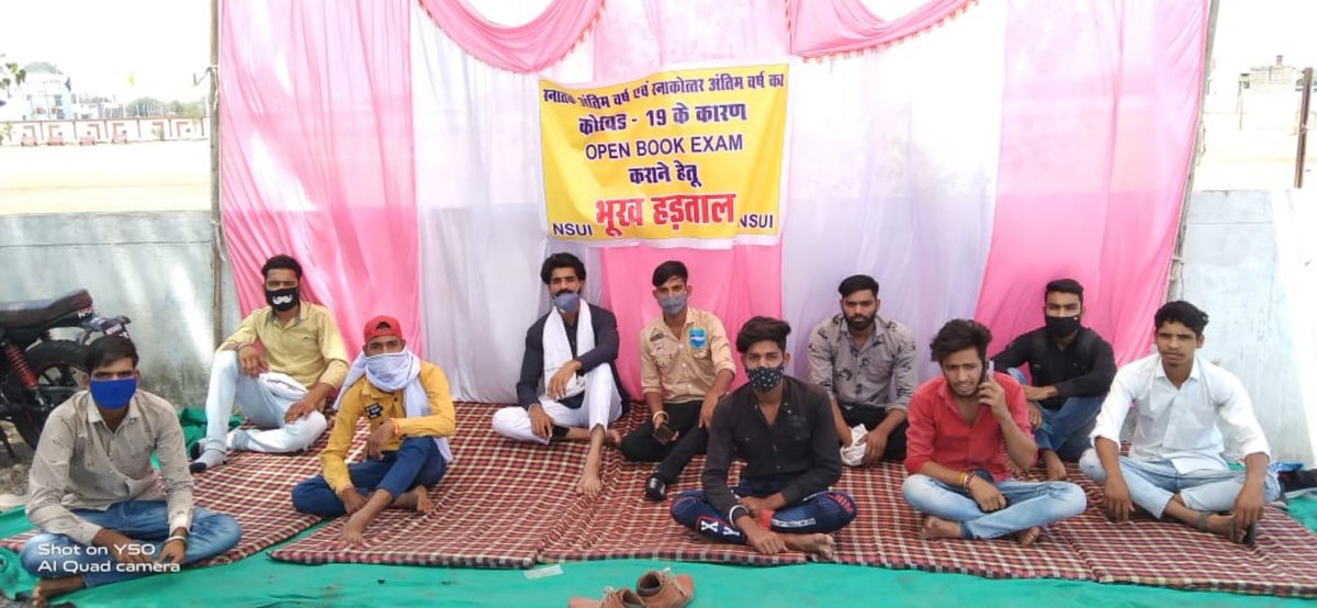 NSUIMP's tweet photo. आज सीहोर जिले के आष्टा में @nsui प्रदेश सह सचिव अंशु ठाकुर द्वारा अंतिम वर्ष के छात्र छात्राओं की परीक्षा ओपन बुक प्रणाली से कराने को लेकर भूख हड़ताल प्रारंभ की।

#StudentsBoycottOfflineExams https://t.co/YW5A2VsHYK