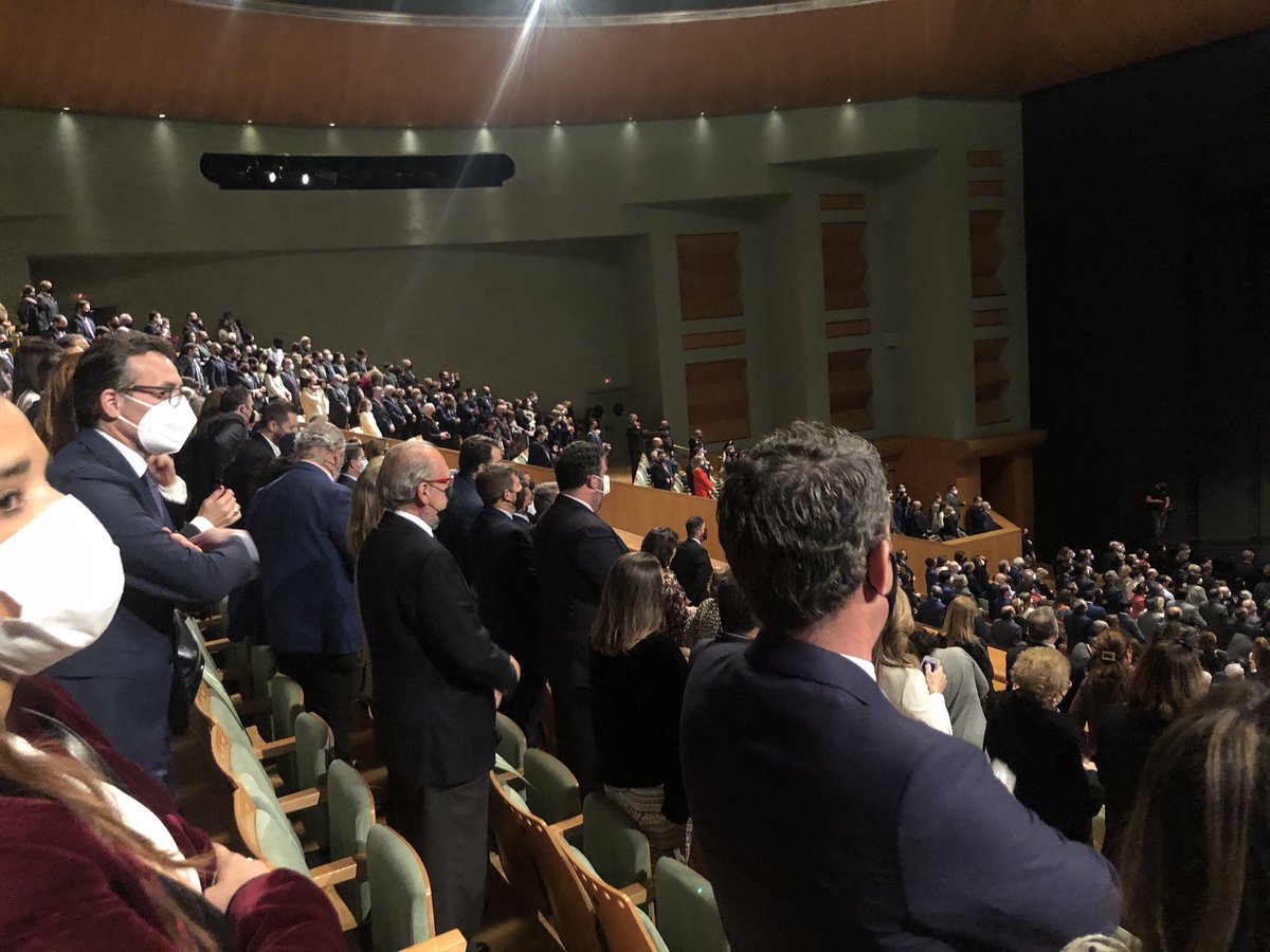 rafitaserna's tweet photo. Día 21 de marzo , Teatro de la Maestranza de Sevilla . Dígame usted señor @JuanMa_Moreno donde está aquí el metro y medio de separación ?  Porque en algunos sitios si ? Porque en los toros no ? https://t.co/Lx96kqJtpO