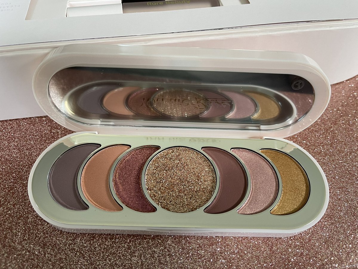 Hi friends! Doing a quick little Twitter giveaway for the new Rare Beauty “true to myself” palette! All you have to do is retweet this and be following me and I will pick a winner in 24 hours! Good luck 😊💓