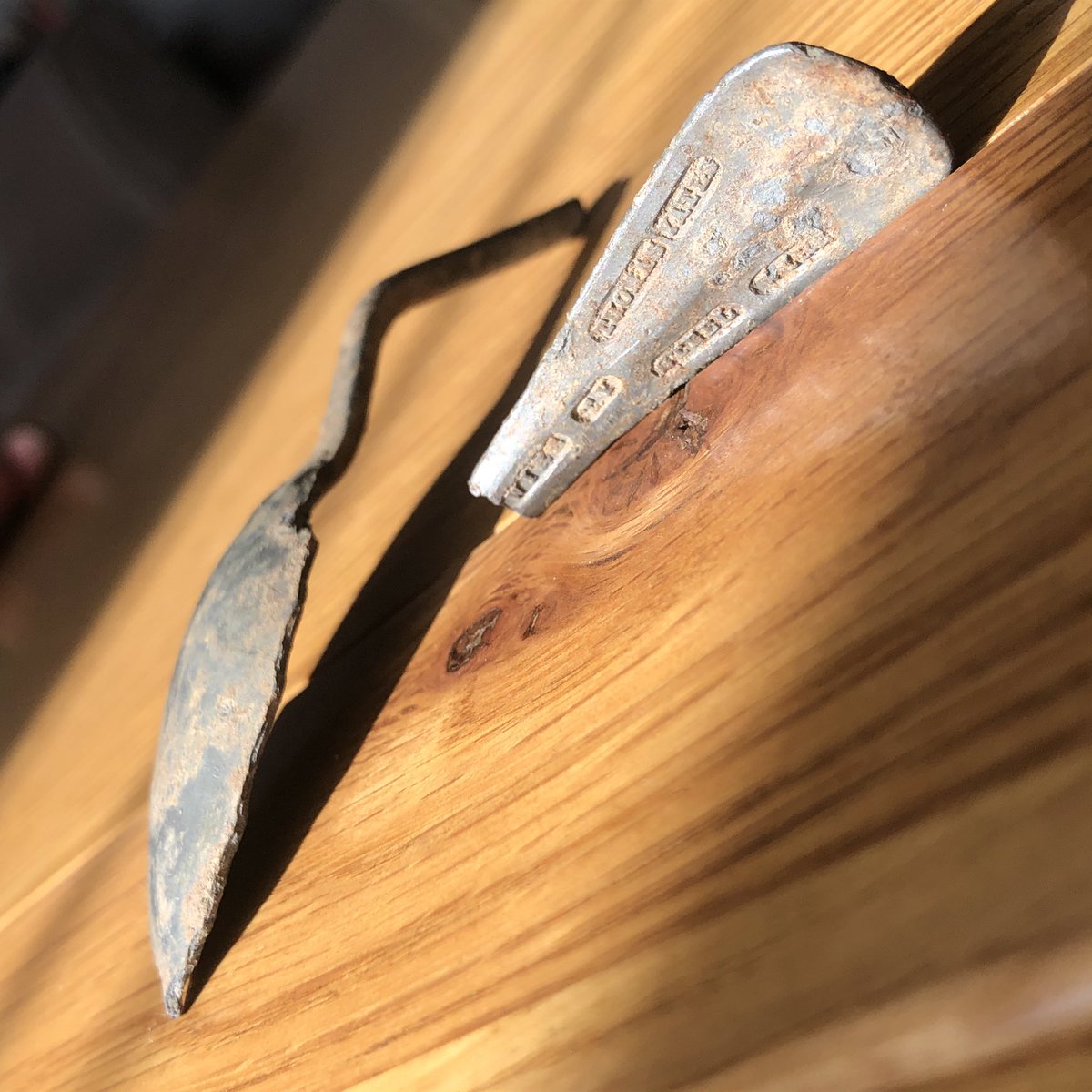 underthemudd's tweet image. A Thomas Yates pewter spoon dating  1850, the steel wire mark refers to the reinforcing wire that runs through the stem of the spoon, this was a common technique and necessary to counter the inherent softness of pewter . #metaldetecting #pewterspoons #history #thomasyates