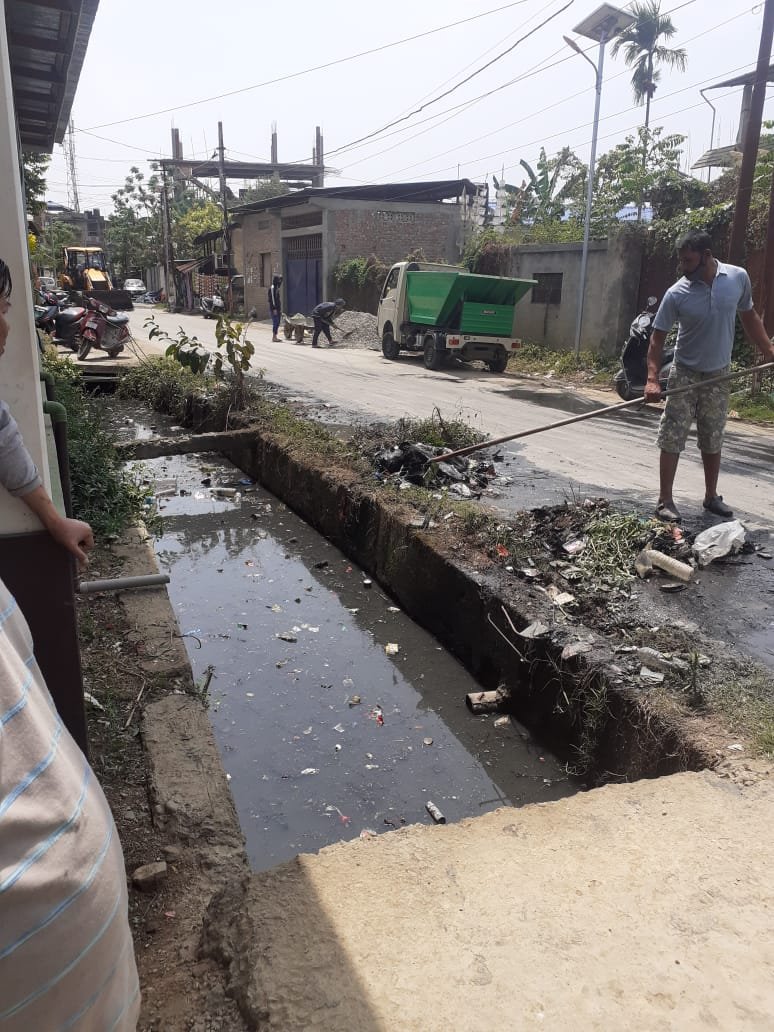 LJayantakumar's tweet photo. In continuation to our drain cleaning drive, inspected the cleaning of drains along Sega road Khwairakpam Leikai within Keishamthong A/C. https://t.co/7GObPKYRQP