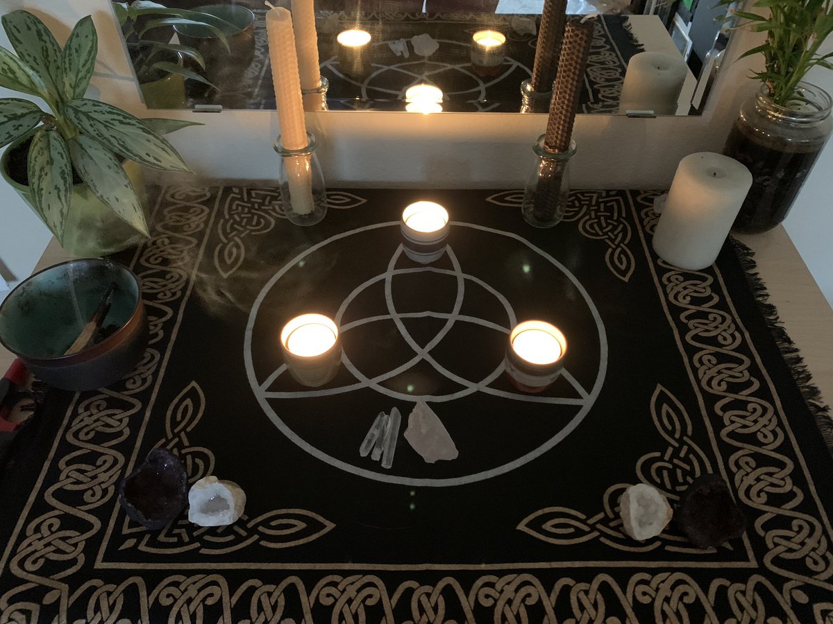 StarFire_94's tweet photo. Charged and ready for the first day back in school after the spring break...
#greenwitchery #greenwitch https://t.co/OjM1UwOHqr