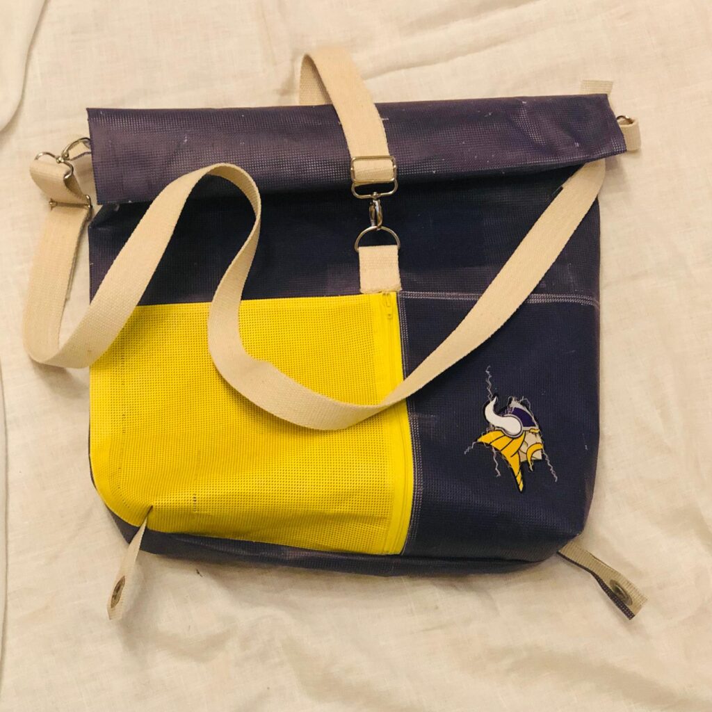ViennaVikings's tweet photo. #Upcycling at its finest powered by the #ViennaVikings All In Fanbase! 🏈💪💜
Taschen, Platzsets, Rucksäcke uvm. produziert aus einer alten Vikings #TeamArea Plane gibt's ab sofort zu kaufen auf 👉 https://t.co/LLCwCQwyX5.
📸©️VikingsAllin
#VikingsFans #Vamily #CharityProject https://t.co/yrFvWkgxtw