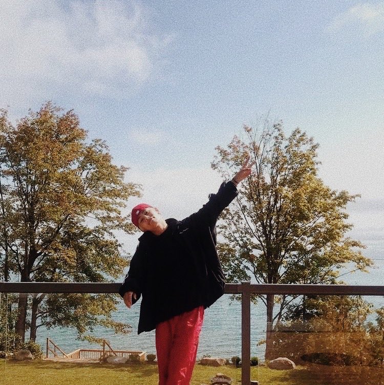 heesoov's tweet photo. ♡´ you are part of my story,
                 memory and scenery,
                              thank you. `♡

#ARSD #ARMYSelcaDay #BTSARMY #V @BTS_twt https://t.co/GCKzCXdMDH