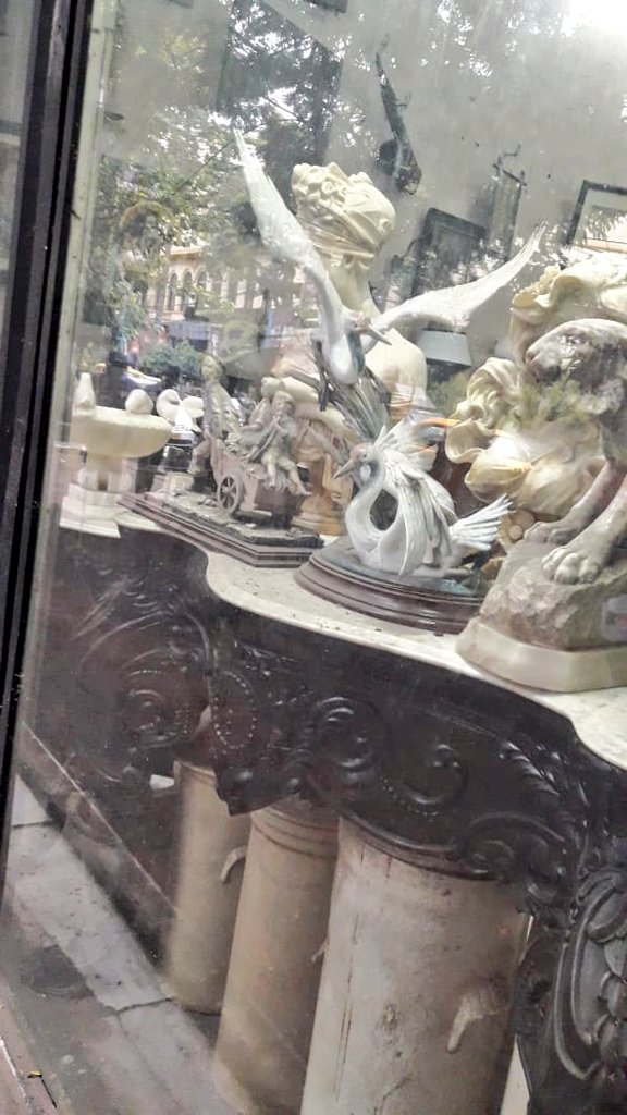 em_basu's tweet image. Where time stands still amidst a bustling city..

#antiqueshops
#CityOfJoy