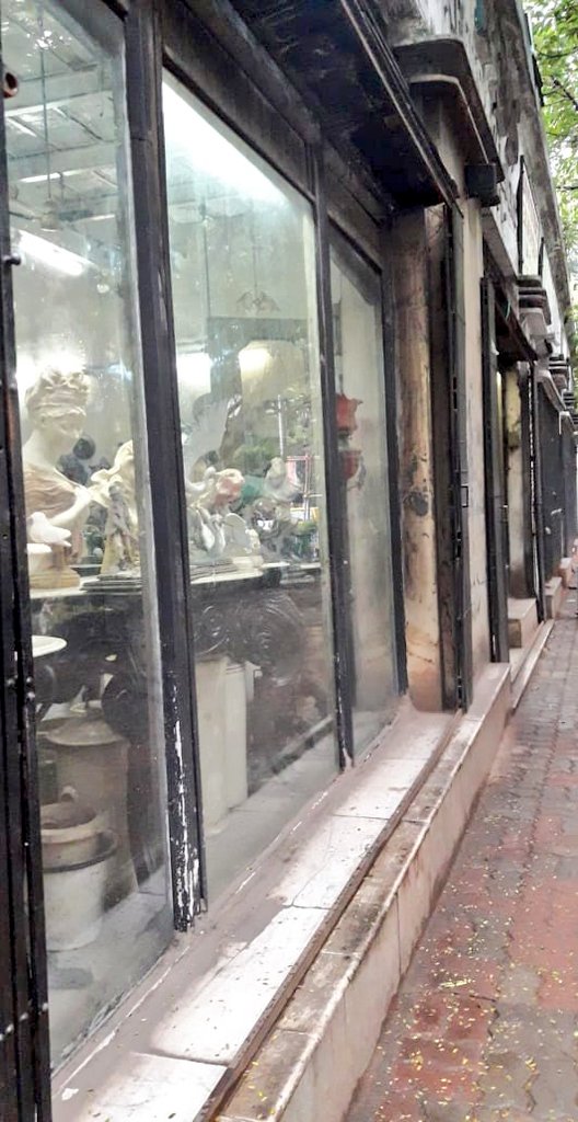 em_basu's tweet image. Where time stands still amidst a bustling city..

#antiqueshops
#CityOfJoy