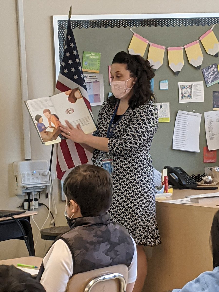 LisaBanavich's tweet photo. @kjayb16 taught our class the 5 sentence strategy for summarizing with The Name Jar this morning!  @LMTSD_PRES @YangsookChoi https://t.co/SND3t2hKtY