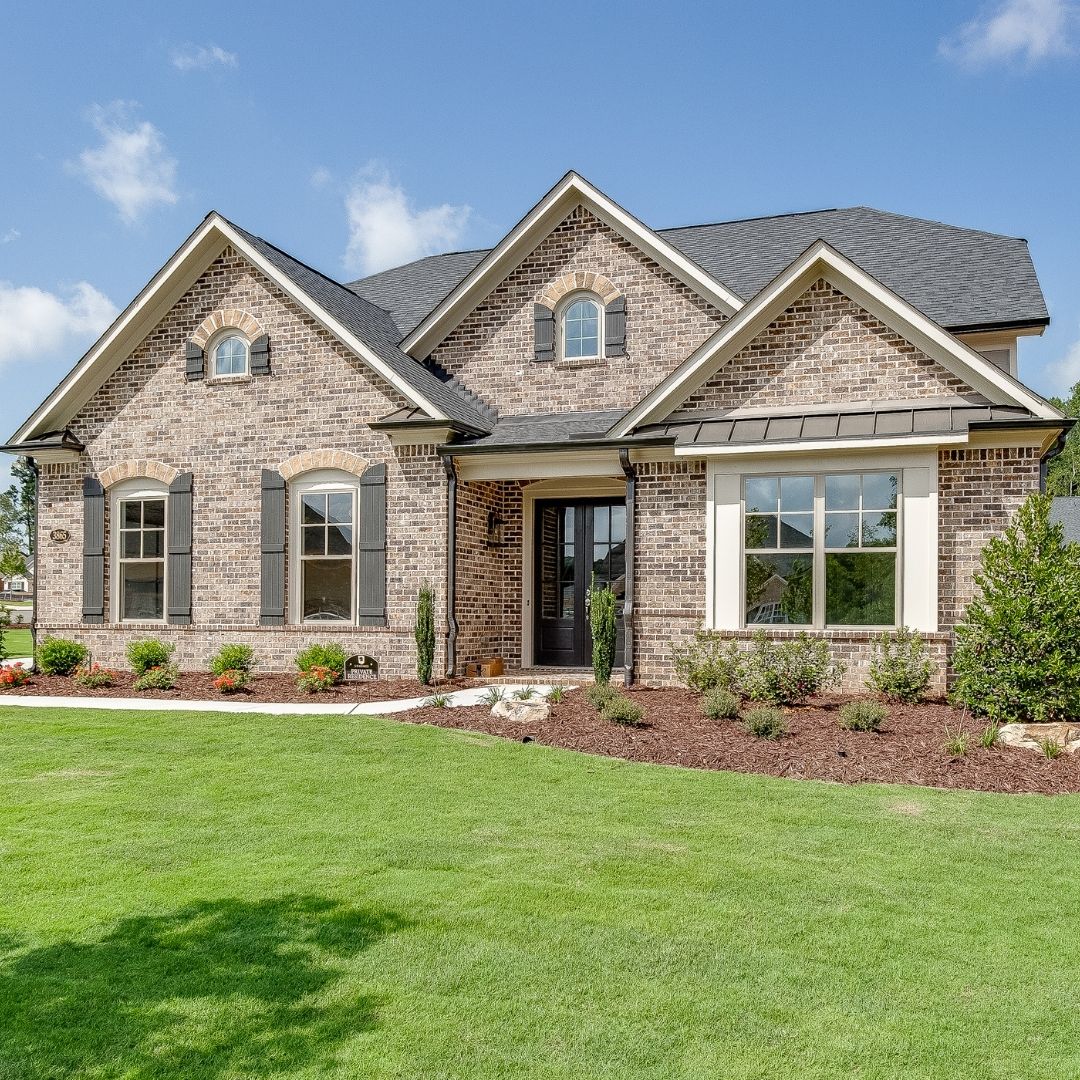 srhomesga's tweet photo. The stunning Burchfield at Montebello is what ranch-living dreams are made of. ✨ #ModelHomeMonday
🛏 4 bedrooms
🚿 3 baths
🚗 2-car, side-entry garage
📐 3,134 square feet
🏡 Tons of upgrade options/flex spaces
Learn more 👉 https://t.co/4ord38egcI | #CummingGA #RanchHome https://t.co/qUY2bg0mDd