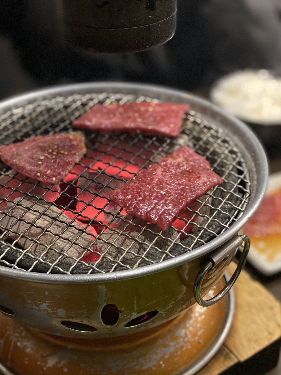 phoshiaki's tweet photo. スッ…。

今日は久しぶりに人との会食。
YouTuber談義として、りょんさん@ryo22a と生パスタさん@yt_map とホルモン屋さんへ。
最近のYouTubeの事やら色んなことをお話しして、あっという間の2時間でした。
またやりましょう。 https://t.co/aQvpnKasXM