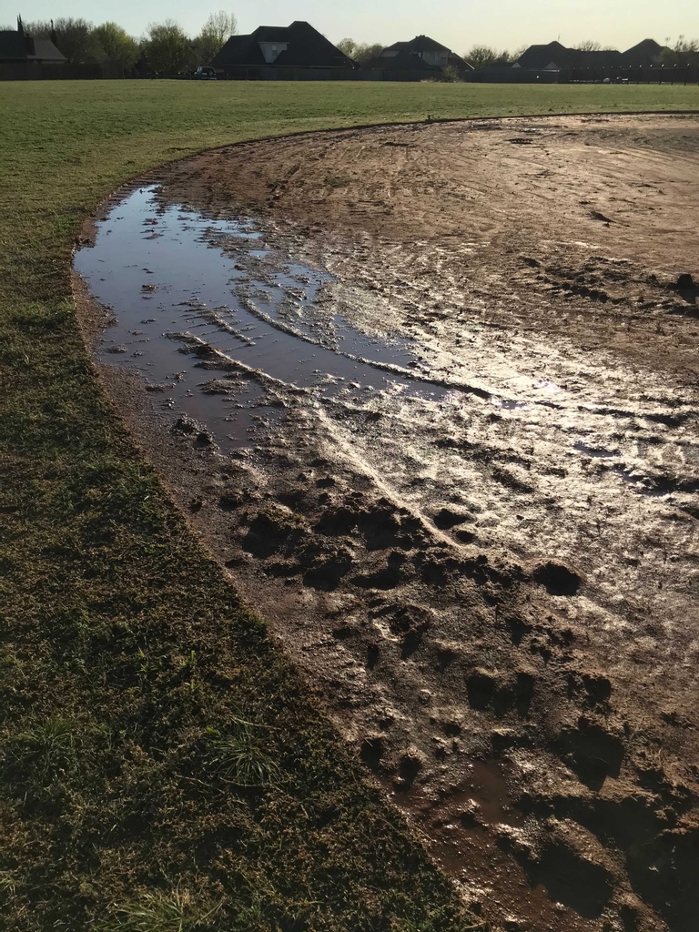 SFSturf_pros's tweet photo. Before and after photos of some infield work @JorgeDi46629930 and crew performed last week! https://t.co/gQz3fztVZJ