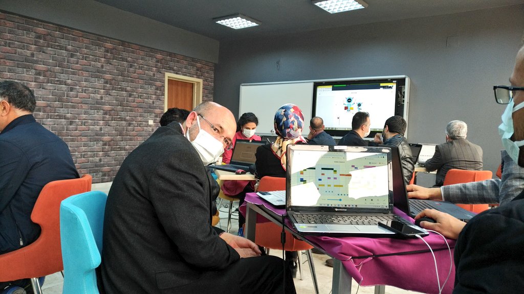 ErbakanFcl's tweet photo. FCL teacher training - Web 2.0 tools 👨💻
Day 1️⃣
#nearpod #classroom #benime #kizoa #sumoapp #chromemusiclab #pizap #flixpress #unscreen
@tcmeb @ziyaselcuk @yilmaznazif @FclTurkiye @mhbucuk @fcl_euschoolnet @sanliurfammem63 @urfastem @erbakanaihl @hrumedya @Mehmet_s_celik https://t.co/pYWJFNTHNe