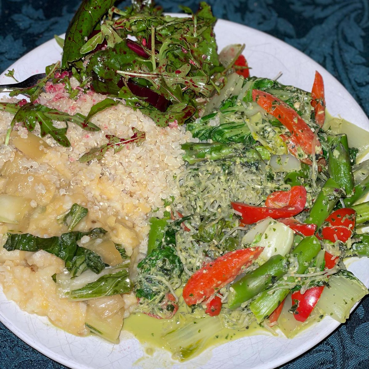 PerformanceYog's tweet photo. Pesto Kelp noodles with Red peppers 🌶 Bok Choy 🥬 mushed lentils  cauliflower with quinoa and arugula salad #nutrientdense #lifeforce | https://t.co/VwqcHMTj4B https://t.co/yhdBaZAFF1