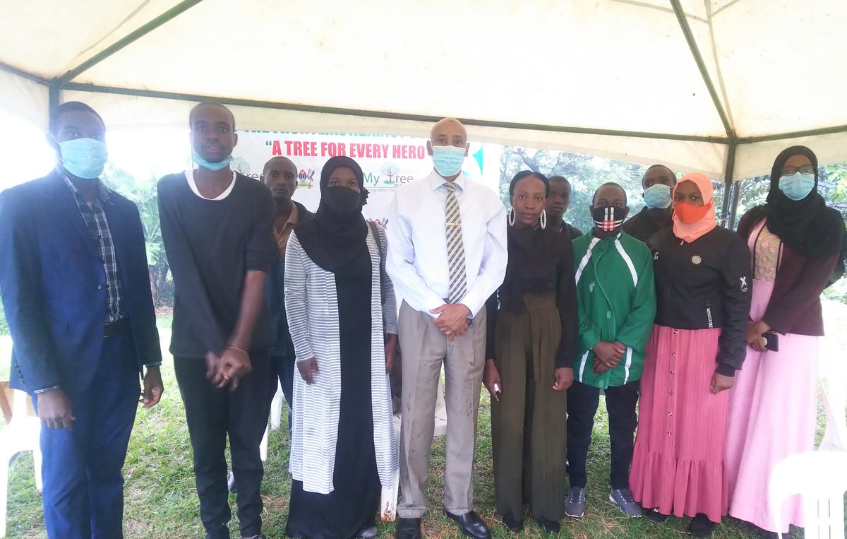 mytreeUganda's tweet image. Part of our team was greatly honoured to interact with the Country Representative of @UNICEFUganda at the tree planting launch of the #Trees4Heroes campaign.

Thankyou so much Dr. @Munir_Safieldin for being a frontline hero in the fight against COVID-19.

#ATree4EveryHeroe🌴🌱🌳