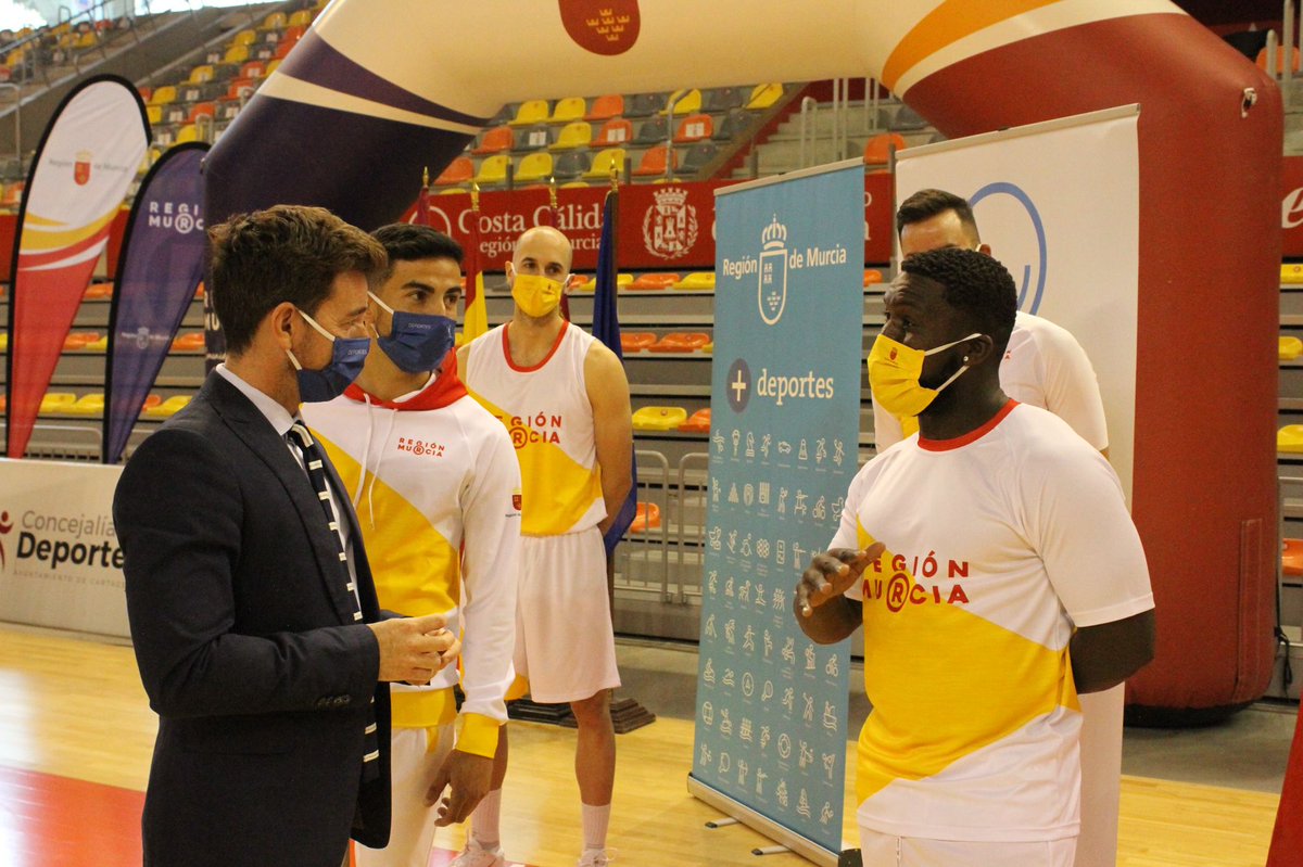 ffrm_es's tweet photo. 🆕👕 | El deporte federado llevará la marca 'Región de Murcia' en sus equipaciones deportivas.

🎙 @TurismoRM_ ha presentado las nuevas equipaciones que lucirán los deportistas federados en competiciones oficiales de @regiondemurcia. 

👨‍💻 https://t.co/QKdLl34ERT (@DeportesMurcia) https://t.co/rmXiOJnY3J