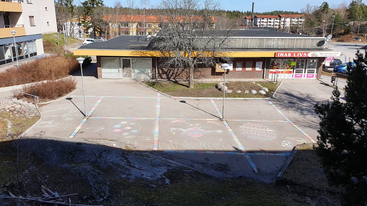CorneUitt's tweet photo. Managed to make our local square a bit more appealing during Easter! Yet only temporary... #placemaking #publicspace #DIYurbanism #easterexpressions https://t.co/R5ipF193sO