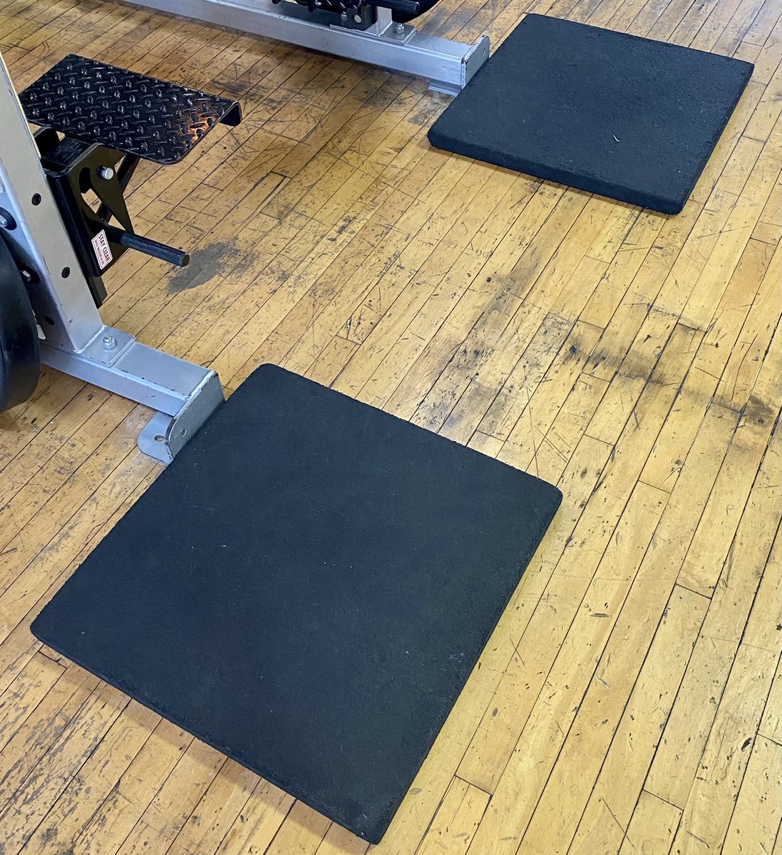 silvrfox64_'s tweet photo. Anyone else playing “the floor is lava” at the gym right now? Just me? 🌋
#gym #gymtime #gymgay #gaymer #gymrat #silvrfox64 #thefloorislava https://t.co/C2XWENaWIh