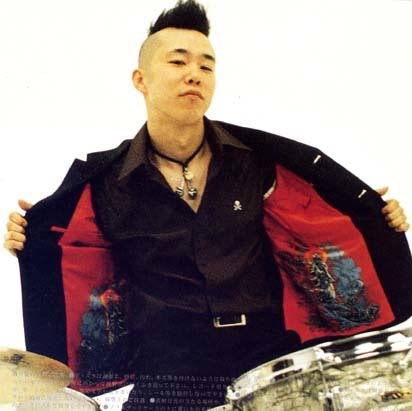 みたらいよひと クハラカズユキかっこええんやで ミッシェルの中で一番背が低かったけど漢気は一番あってドラムかっこいいのにたまにおねえ言葉になるし でもモヒカンじゃない頃の久原さん矢本くんに似てるな T Co Wduffxwg0c Twitter