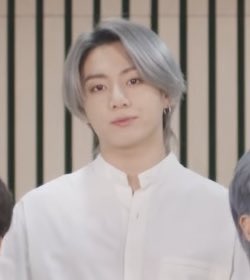 よつば 待って ほんとこれは大事件ですよ 夢じゃないよね ホソク様が銀髪って 夢じゃないんだよね ねぇ どうする どうしたらいい とりあえず祭り上げたらいい 拝んだらいい ジョングクまで銀髪でもうしんでるし本当にかっこいいし 私