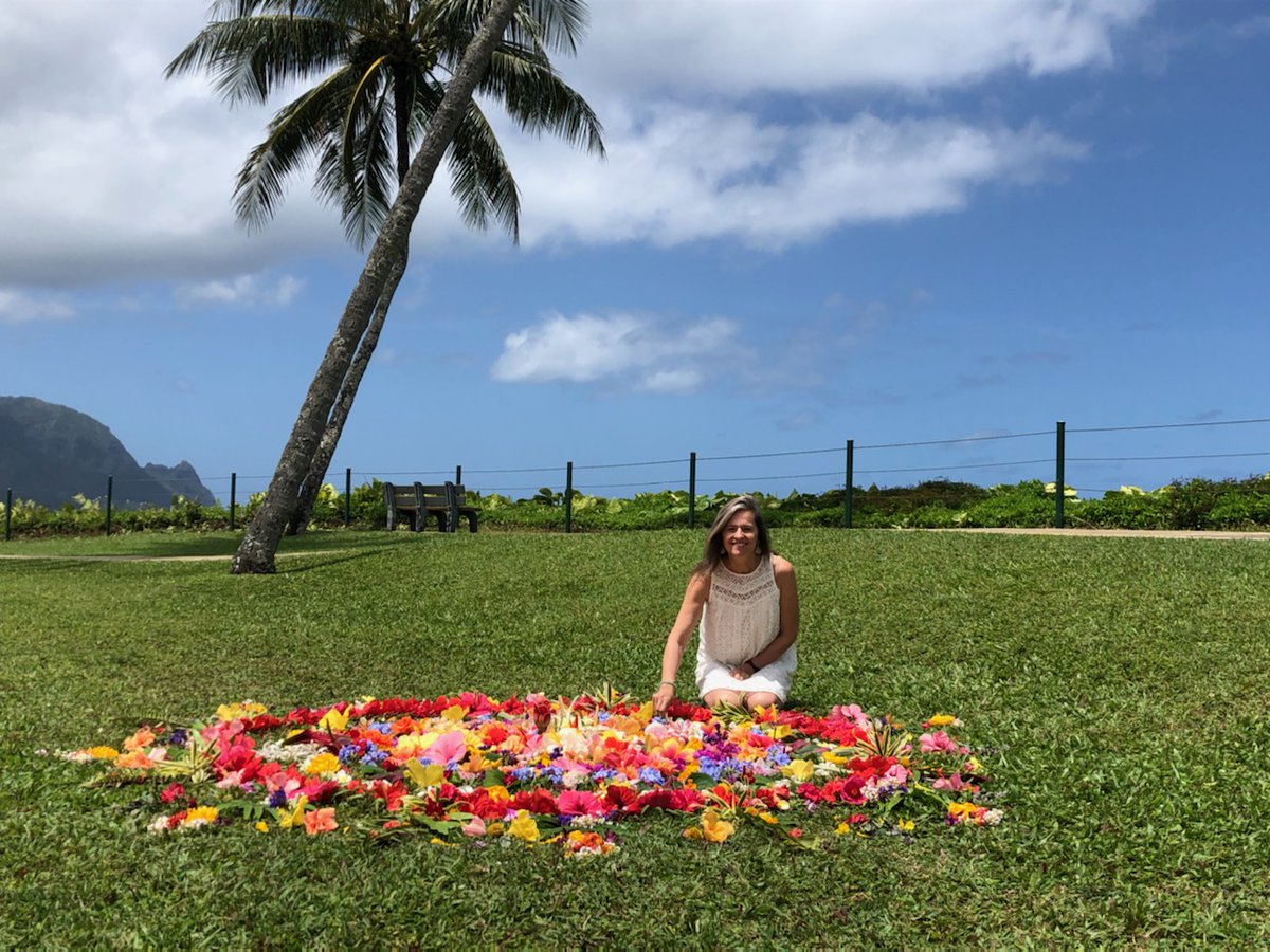 PriorBeyond's tweet photo. Here Jac sits by a Hawaiian fresh flower mandala! Its beauty radiates love wherever it wants to go. 🌺💖🌸
#Hawaii #beauty #Love https://t.co/hQeoEmxizd