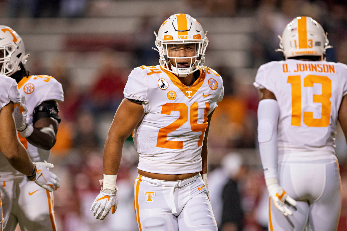 nypost's tweet photo. Tennessee linebacker Aaron Beasley accused of abusing kitten https://t.co/tlGYuaje9m https://t.co/a0hxggd52I
