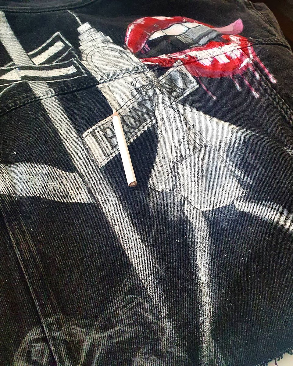 HanaaAzmi_'s tweet photo. Strut 👠
Custom Denim Jacket ~ details
.
.
.
#art #customdenim #customdenimjacket #dubai #streetart #graffiti #aesthetic #ArtistOnTwitter #fashionillustration #fashiondesigner #drawing #painting #NewYork #artwork #denim #customdesigns #customs #customized #handmade #drawings https://t.co/2Awm08I4G1