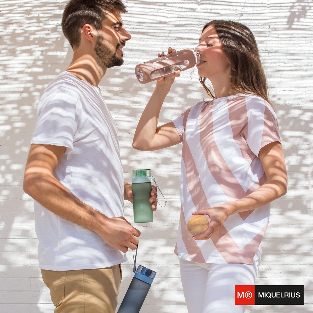 Para llevar en el bolso o la mochila durante tus paseos, para beber agua en la oficina o para hidratarte mientras estás en casa🥤. 
Descubre nuestra gama de botellas reciclables en tu papelería favorita♻️.