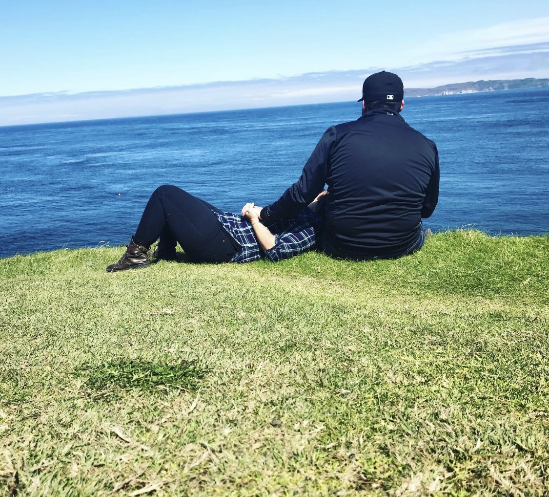 I'ma love a little more
Dream a little deeper
Find peace of mind in the time the good Lord gives
I'ma cross one off
Put two more on it
Say I love you 'fore the moment's gone
And never have to ask myself, "What if?
When I get to the bottom of my bucket list
Bucket List//<a href="/m10penny/">Mitchell Tenpenny</a>