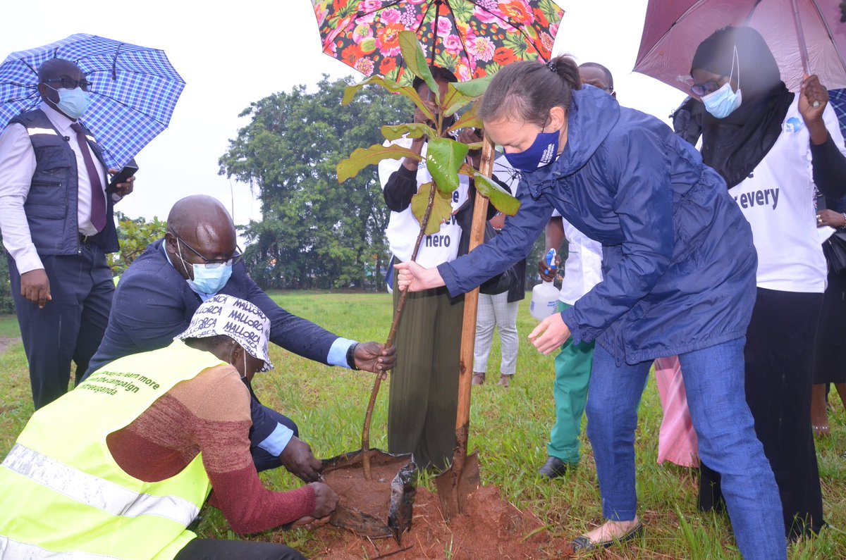 mytreeUganda's tweet image. The #tree planting was as well accelerated by the Country Director of Konrad Adenauer Stiftung @KasUganda, Ms. Anna Reismann.

We were privileged to learn from her awesome "Environmentally Sustainable" ideas.

#ATree4EveryHeroe 🌴🌱🌳