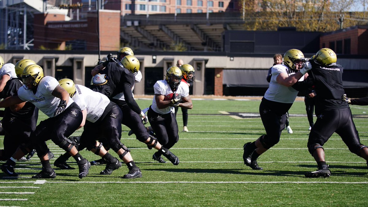Got Mad Love for the O line ✊🏽 the real 🐐’s 🖤