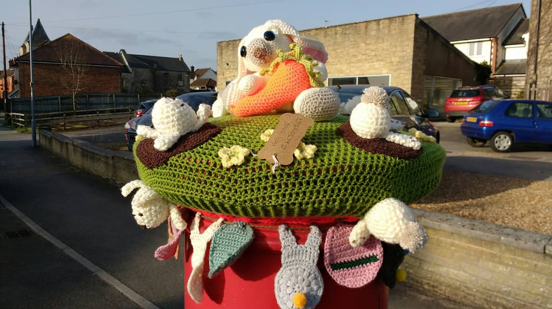 It's been ages since I shared photos of my walks hasn't it...not that I've been out exploring much. So here's a random selection from around #Gillingham, #Dorset #BlackmoreVale. Including lanes, a wonky house, knitting, and a 2 in 1 Dandelion. 

facebook.com/groups/BethFoo…