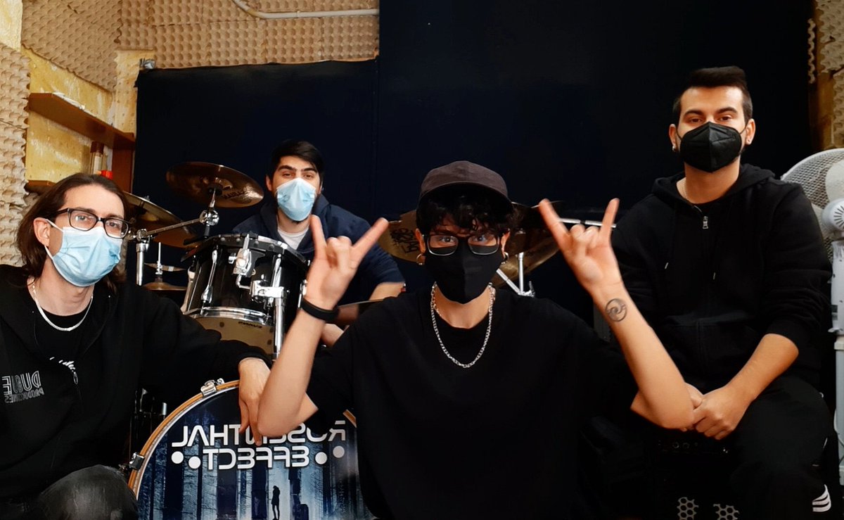 Muy buenas tardes de lunes!! Venimos a decir que seguimos vivos, seguimos componiendo y nuestra Semana Santa ha sido nuestra ocasión para juntarnos los 5 y que suenen las nuevas ideas que planeamos grabar este verano 🎶 y que tenemos unas ganas locas de volver a los escenarios!!