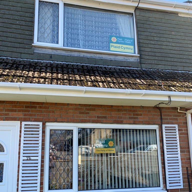 Plaid Ifanc Merthyr have got their posters up in support of @IanGwynne3 #VoteforWales 🏴󠁧󠁢󠁷󠁬󠁳󠁿

Mae Plaid Ifanc Merthyr wedi rhoi posteri lan i gefnogi @IanGwynne3 #obliadcymru 🏴󠁧󠁢󠁷󠁬󠁳󠁿