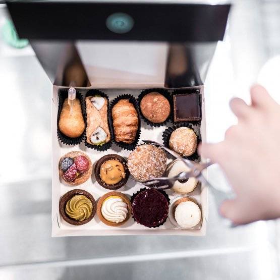 A Iseo il brio creativo di <a href="/fabio_nazzari/">Fabio Nazzari</a> : studia i nuovi confini della pasticceria
Torte contemporanee, mignon, monoporzioni, croissant... E va avanti la ricerca su dolci senza glutine, lattosio, con zuccheri alternativi.
identitagolose.it/sito/it/97/278…