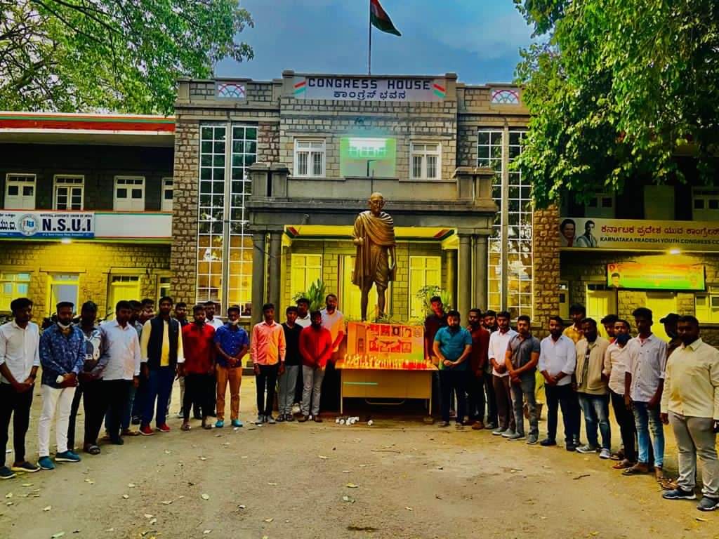UdayShankarNSUI's tweet photo. NSUI Karnataka activists lit candles at Bengaluru and paid tribute to #Bijapur martyrs who made supreme sacrifice to uphold the sovereignty, unity &amp; integrity of the nation.
#EkDiyaShaheedoKeNaam https://t.co/vzjE4k88Gd
