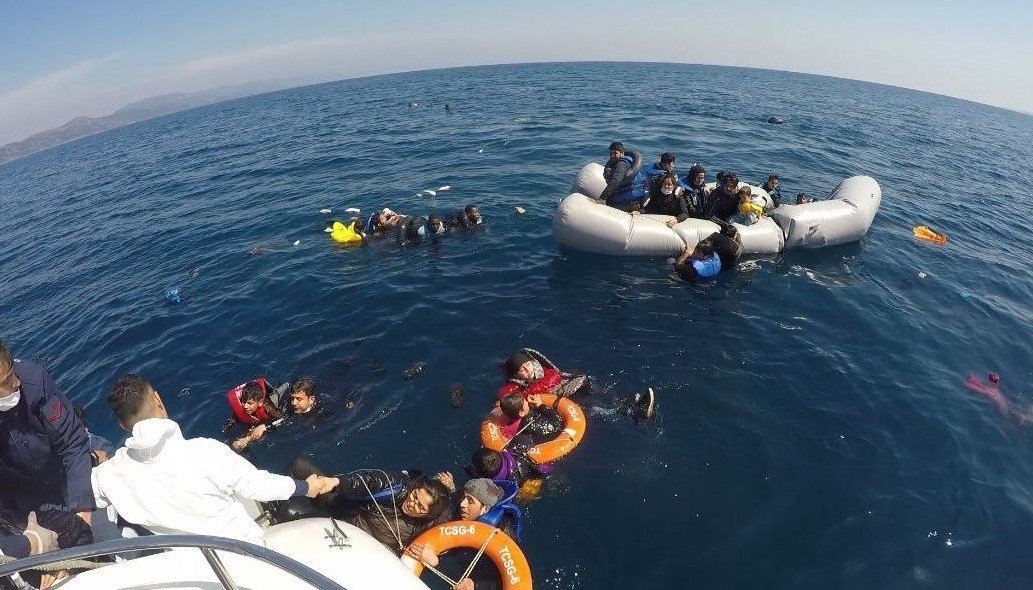 teammareliberum's tweet photo. Mass pushback near Lesvos: On April 2 several boats tried to reach Greece. The Turkish CG documented 5 illegal #pushbacks near #Lesvos. A total of 231 ppl (!!!) were forcefully returned to Turkish waters while the Hellenic CG sabotaged their rubber boats. https://t.co/IxE2BjcAxf
