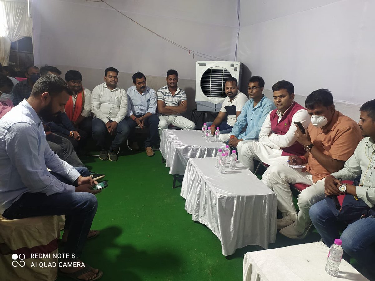 kislay_official's tweet photo. आज मधुपुर,देवघर में अपने गार्जियन स्वरूप आदरणीय राजेंद्र तिवारी जी के स्वर्गीय पिताजी के ब्रह्मभोज में @BJYMinJH के साथियों के साथ शामिल हुआ। https://t.co/9SufgxdnCE
